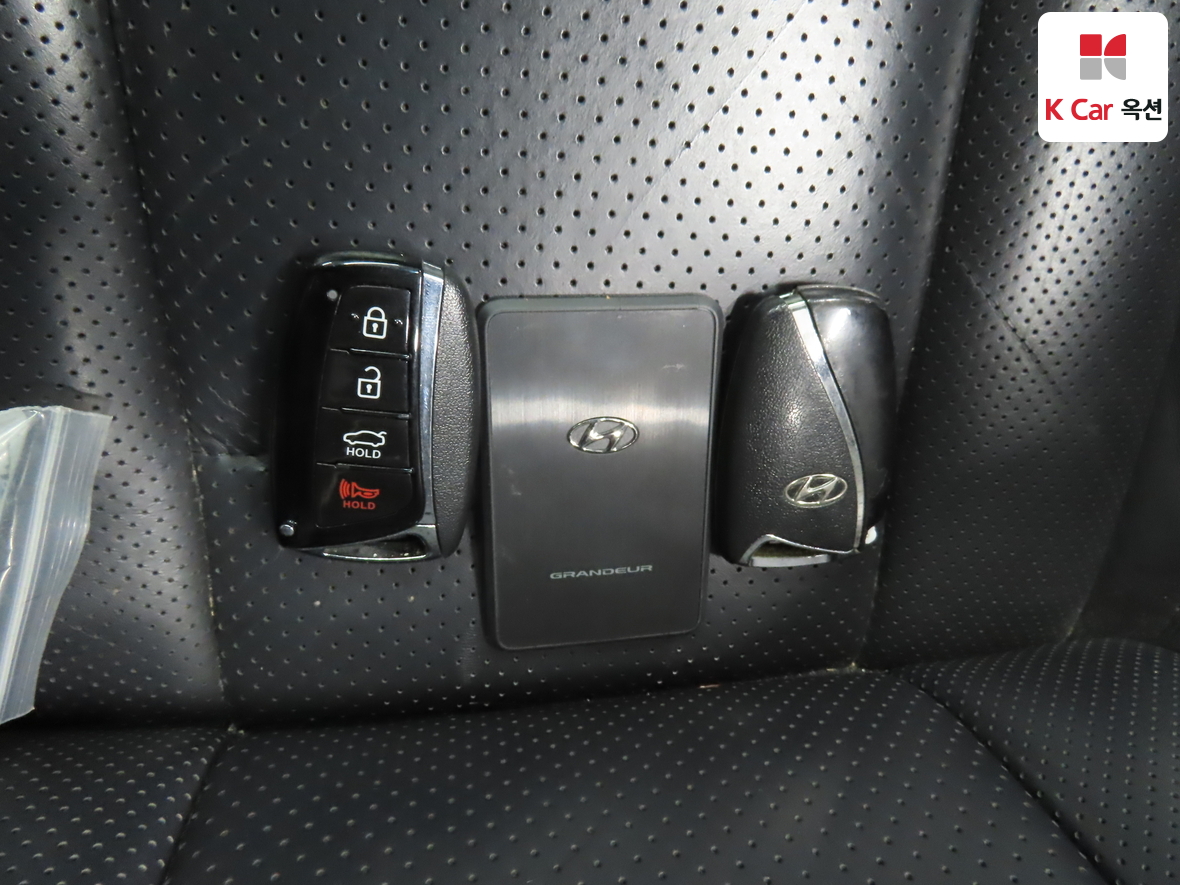 Hyundai AZERA 2017 - Image 17