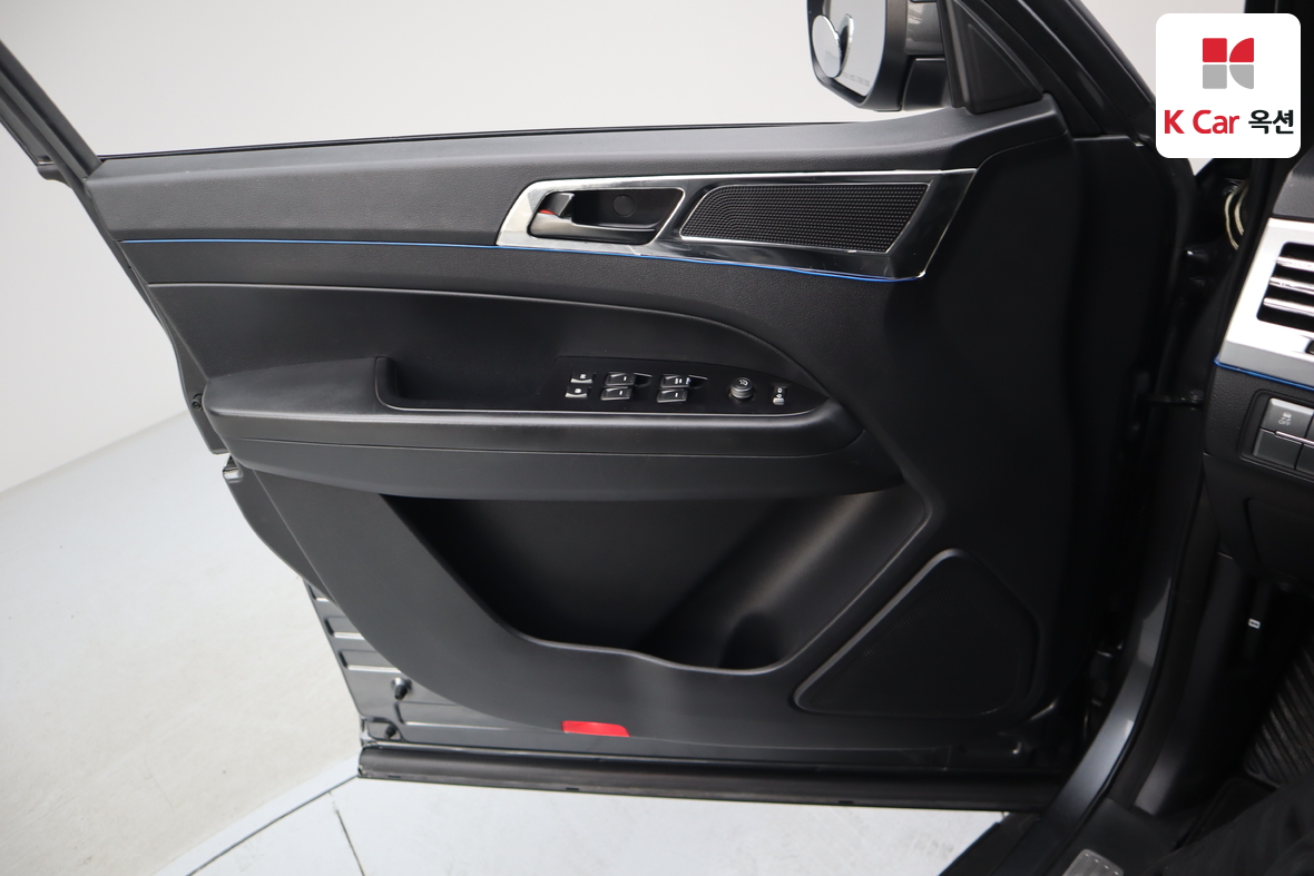 KG Mobility Rexton Sports Khan 2020 - Image 8