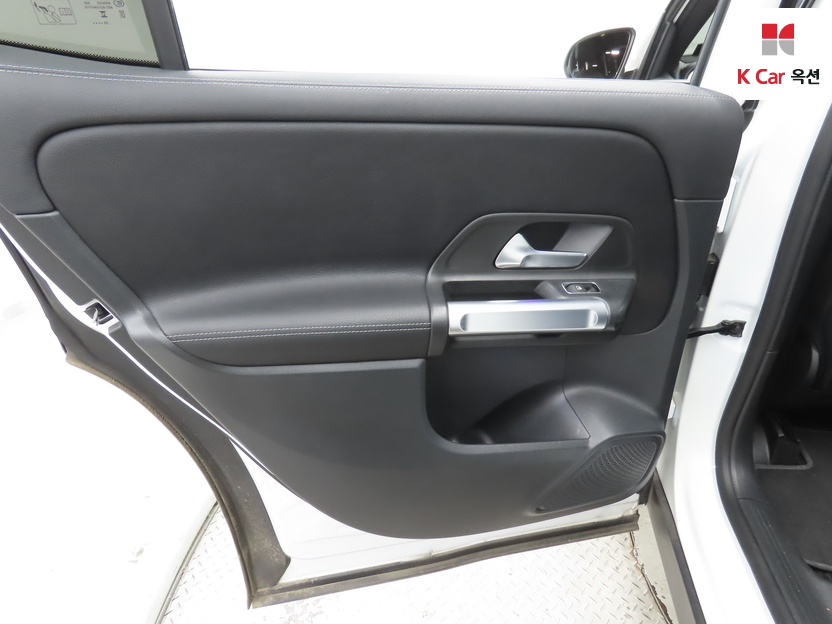 مرسيدس - GLB200d - Image 25