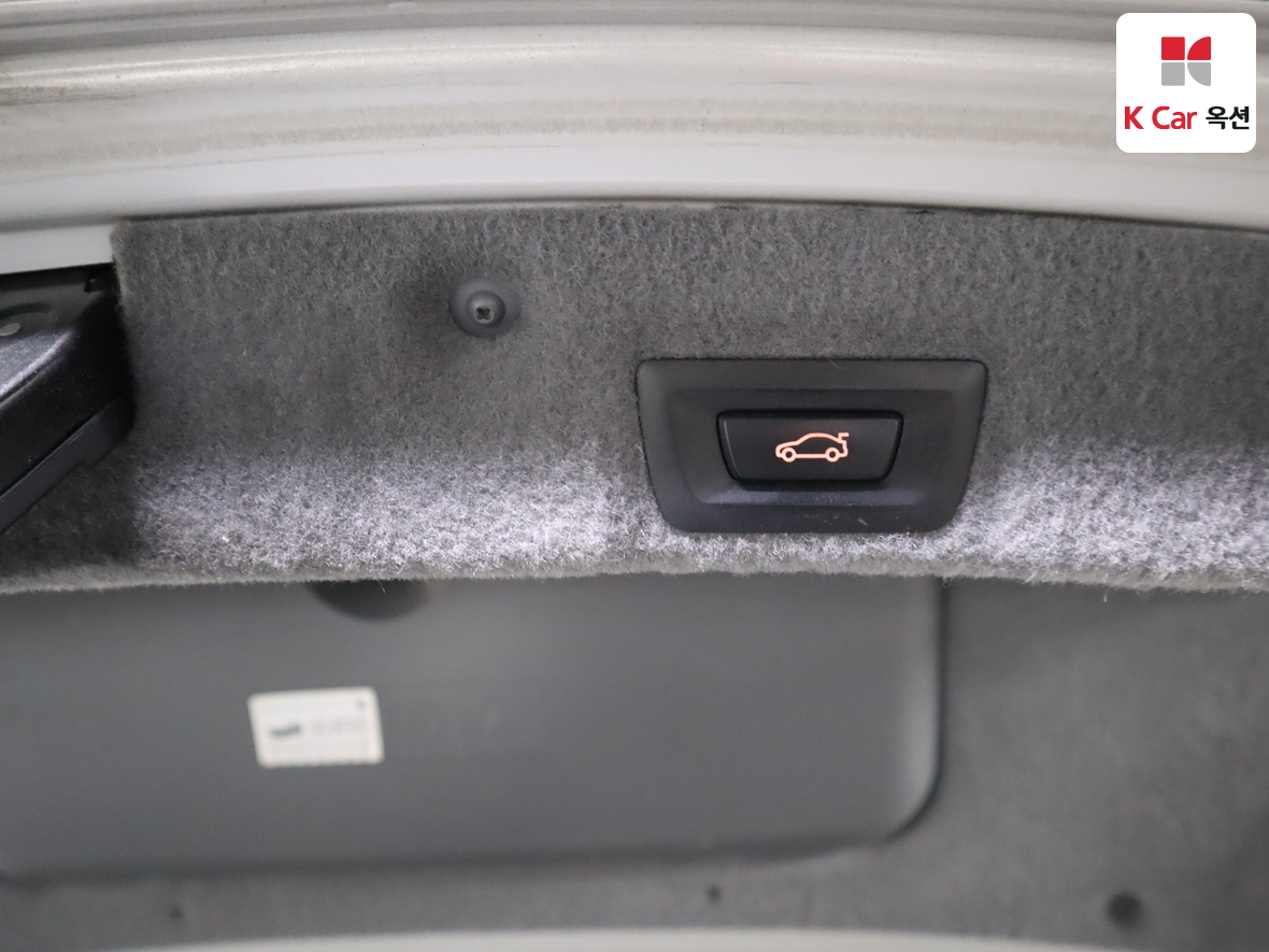 BMW 7 Series 2010 - Image 26