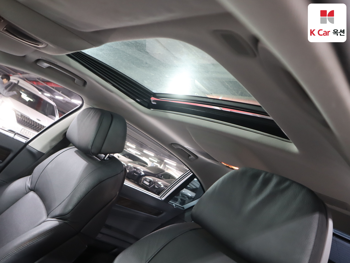 BMW 7 Series 2010 - Image 21