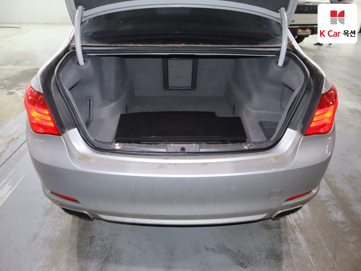 BMW 7 Series 2010 - Image 25