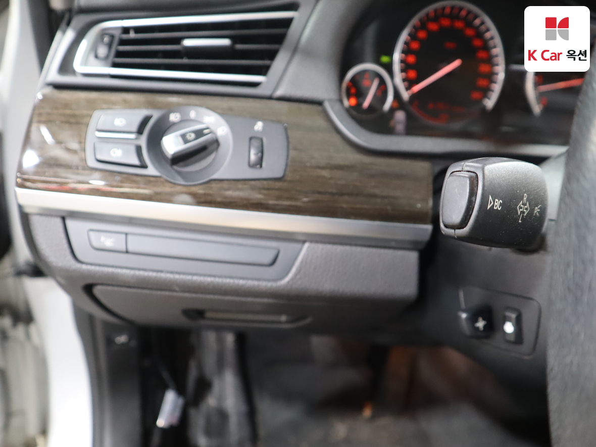 BMW 7 Series 2010 - Image 9