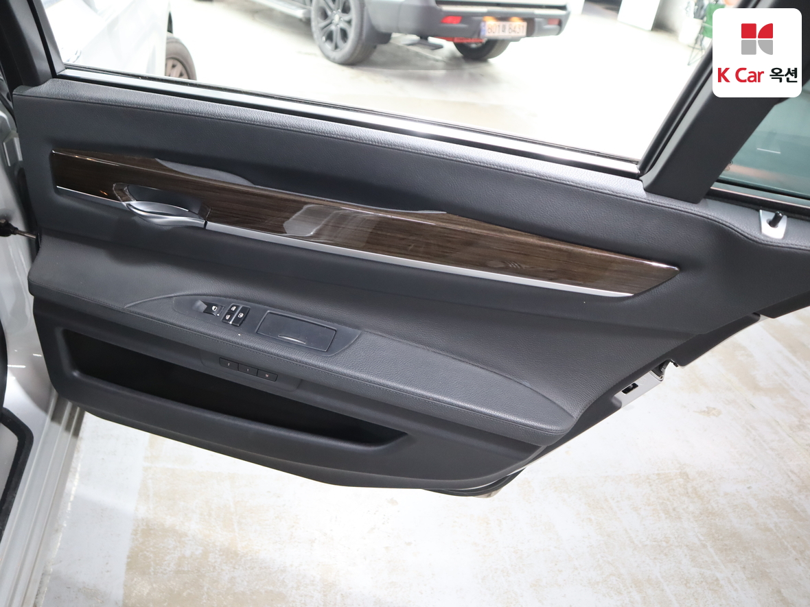 BMW 7 Series 2010 - Image 28