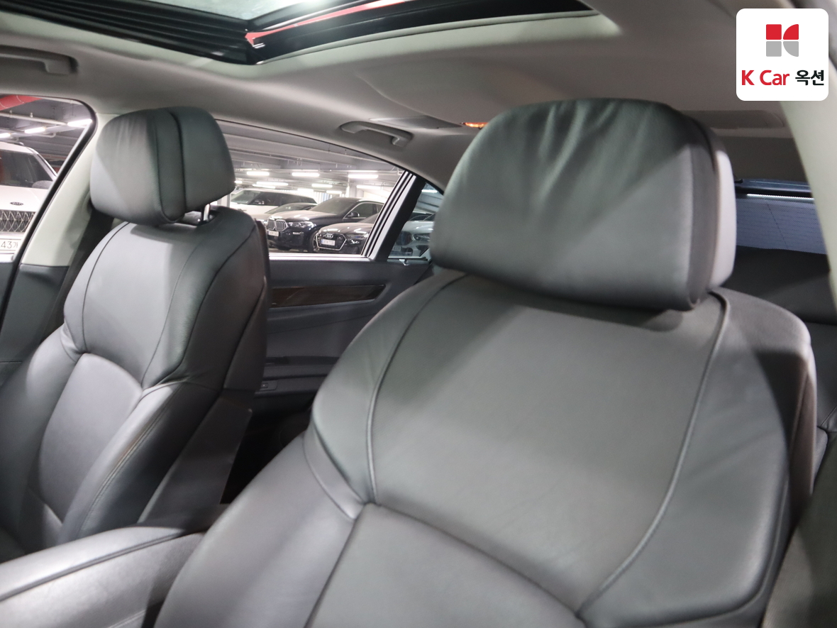 BMW 7 Series 2010 - Image 19