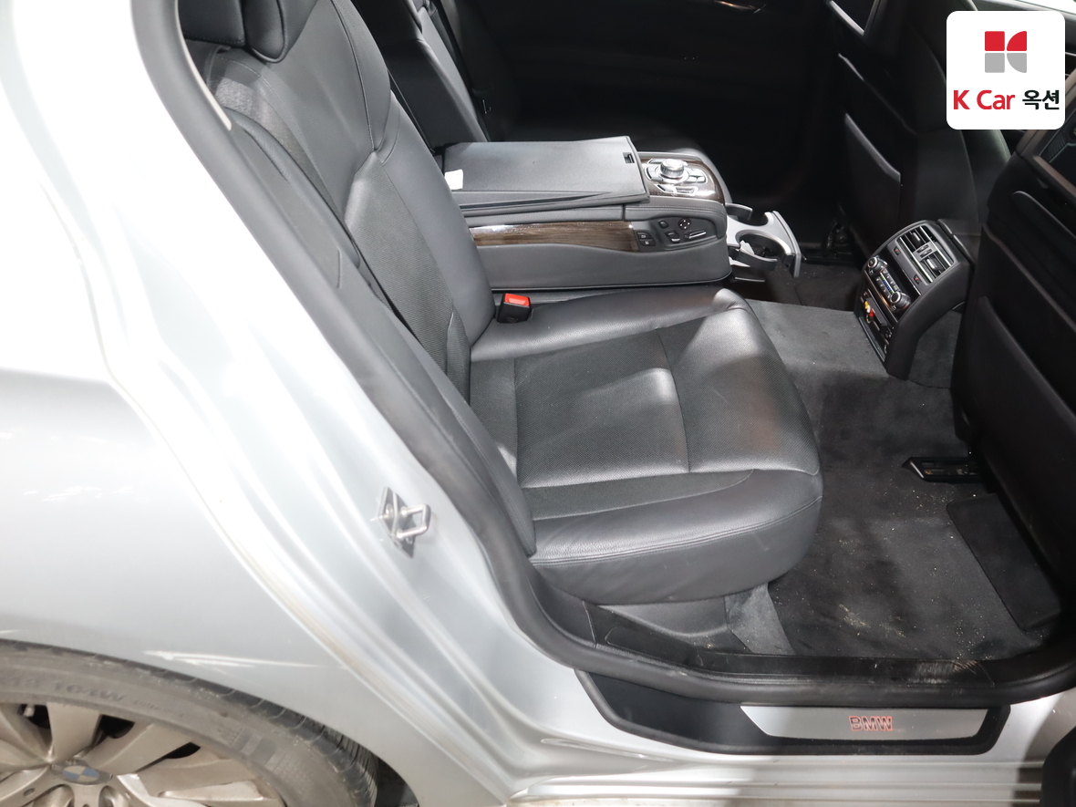 BMW 7 Series 2010 - Image 29
