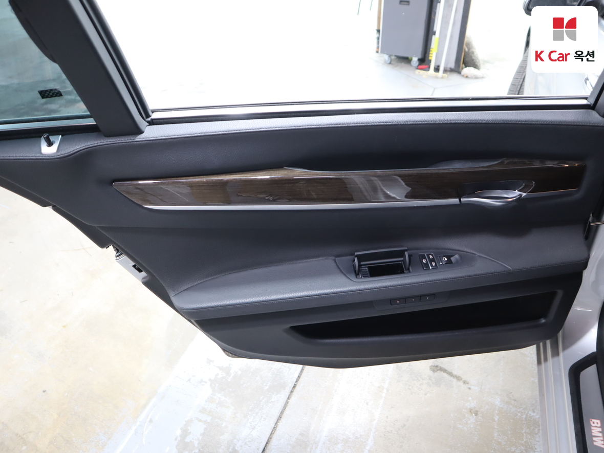 BMW 7 Series 2010 - Image 23