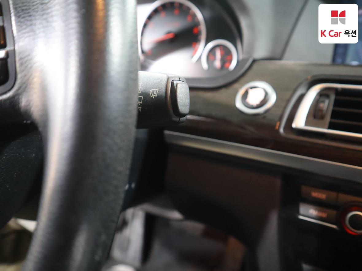 BMW 7 Series 2010 - Image 11