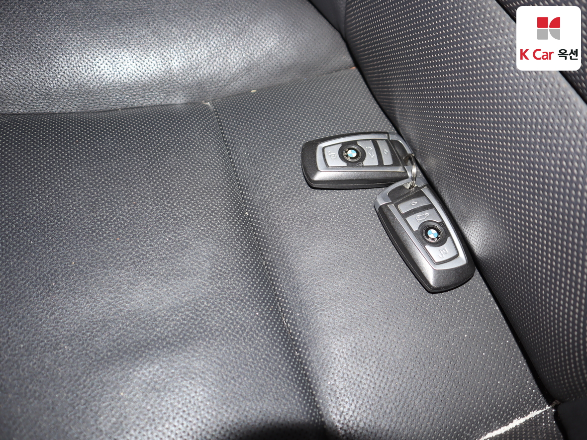 BMW 7 Series 2010 - Image 17