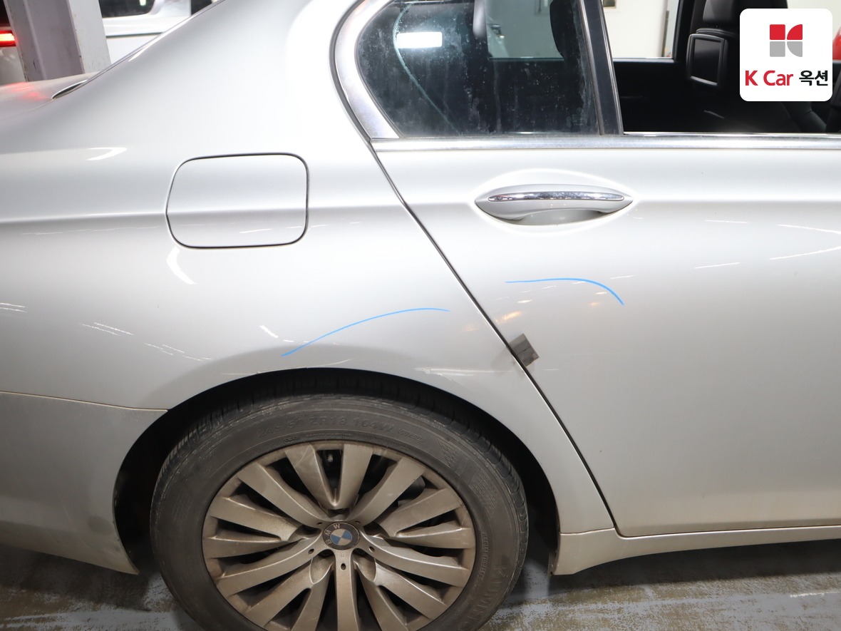 BMW 7 Series 2010 - Image 39