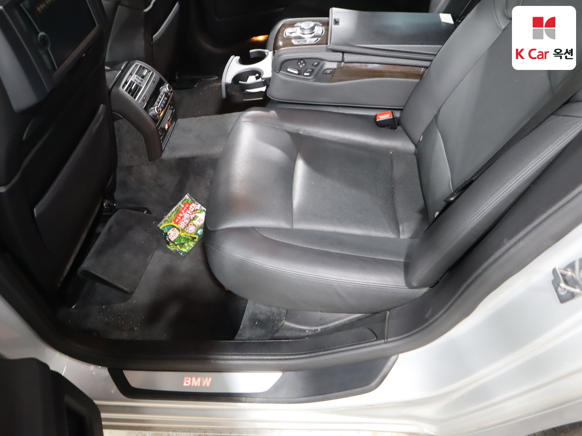 BMW 7 Series 2010 - Image 24