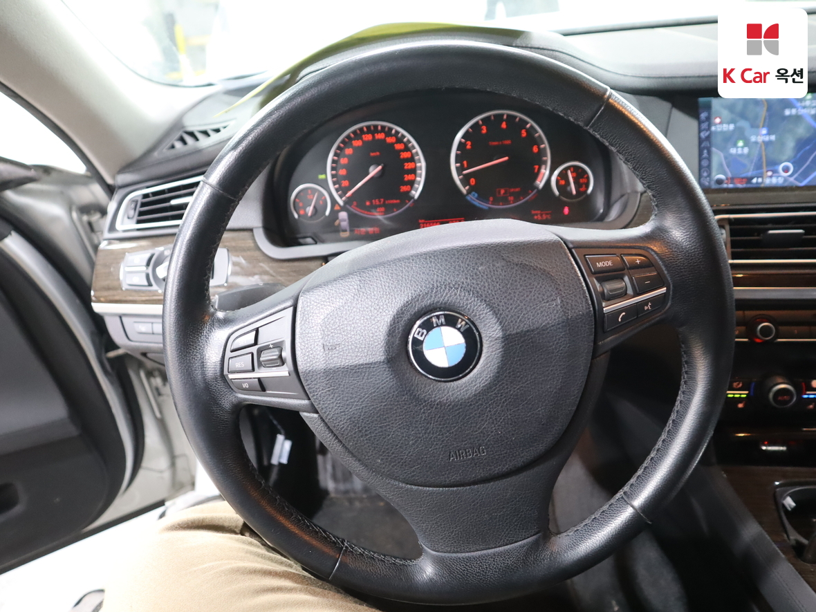 BMW 7 Series 2010 - Image 10
