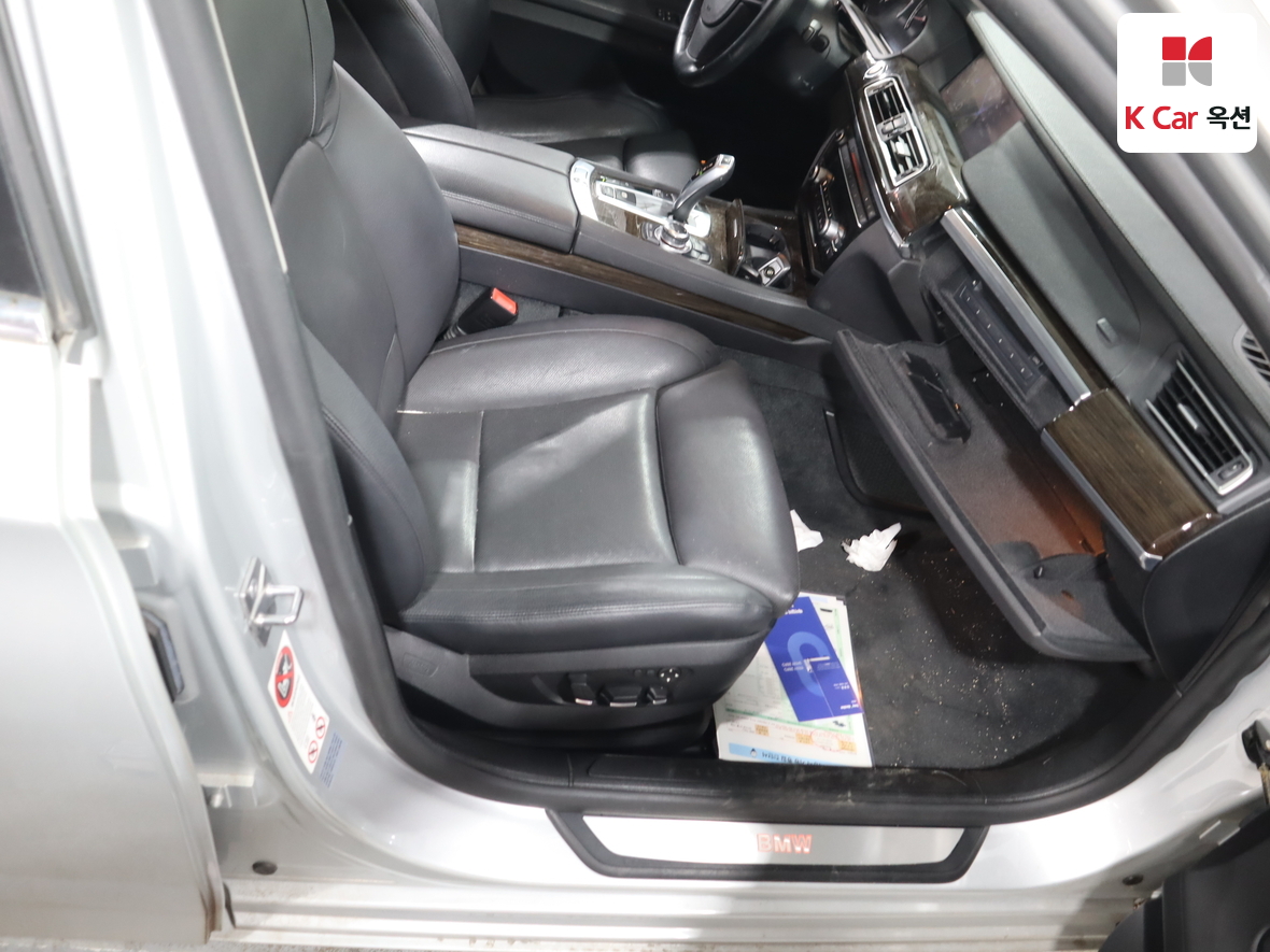 BMW 7 Series 2010 - Image 31