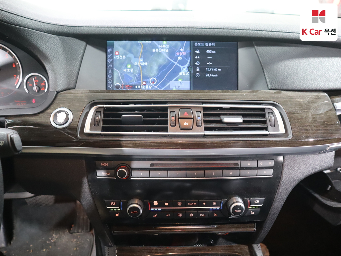 BMW 7 Series 2010 - Image 6