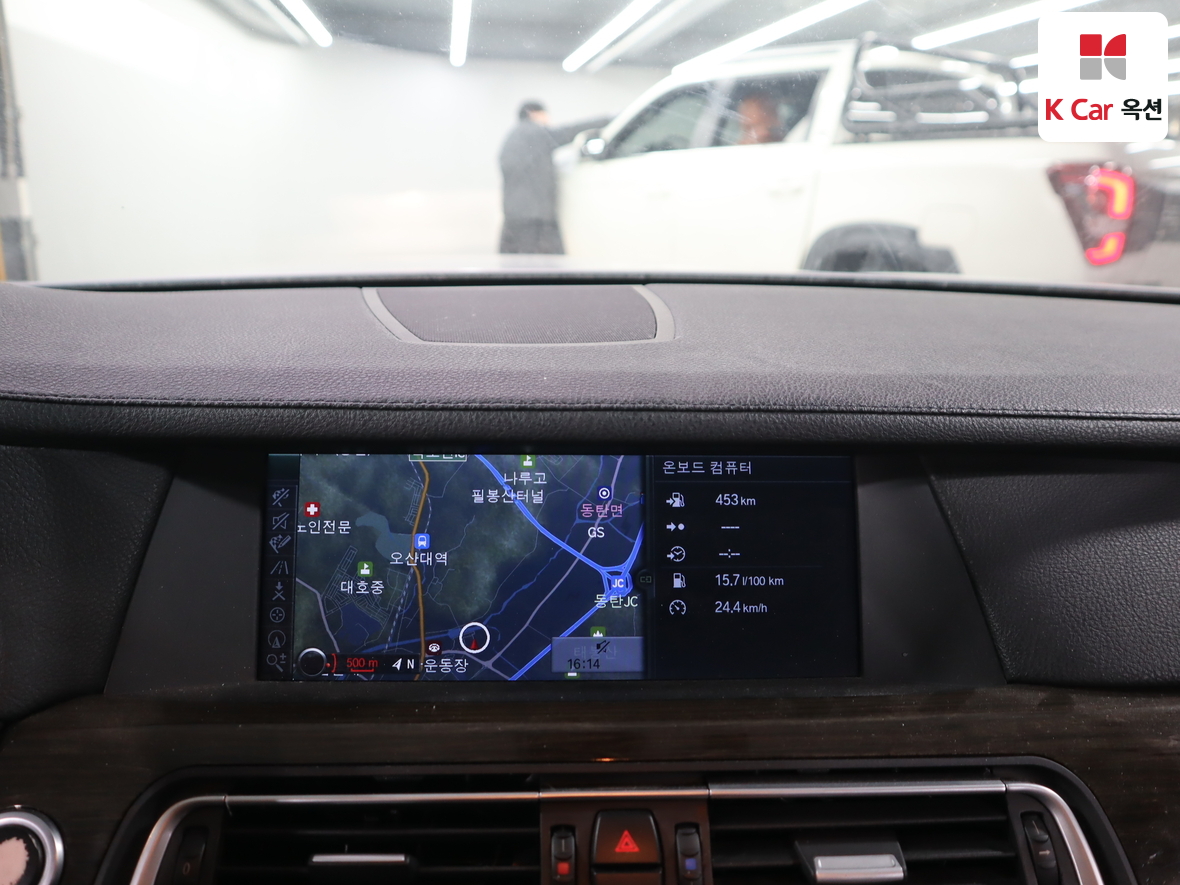 BMW 7 Series 2010 - Image 14