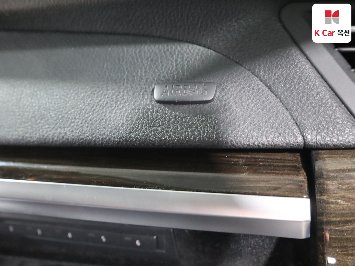 BMW 7 Series 2010 - Image 32