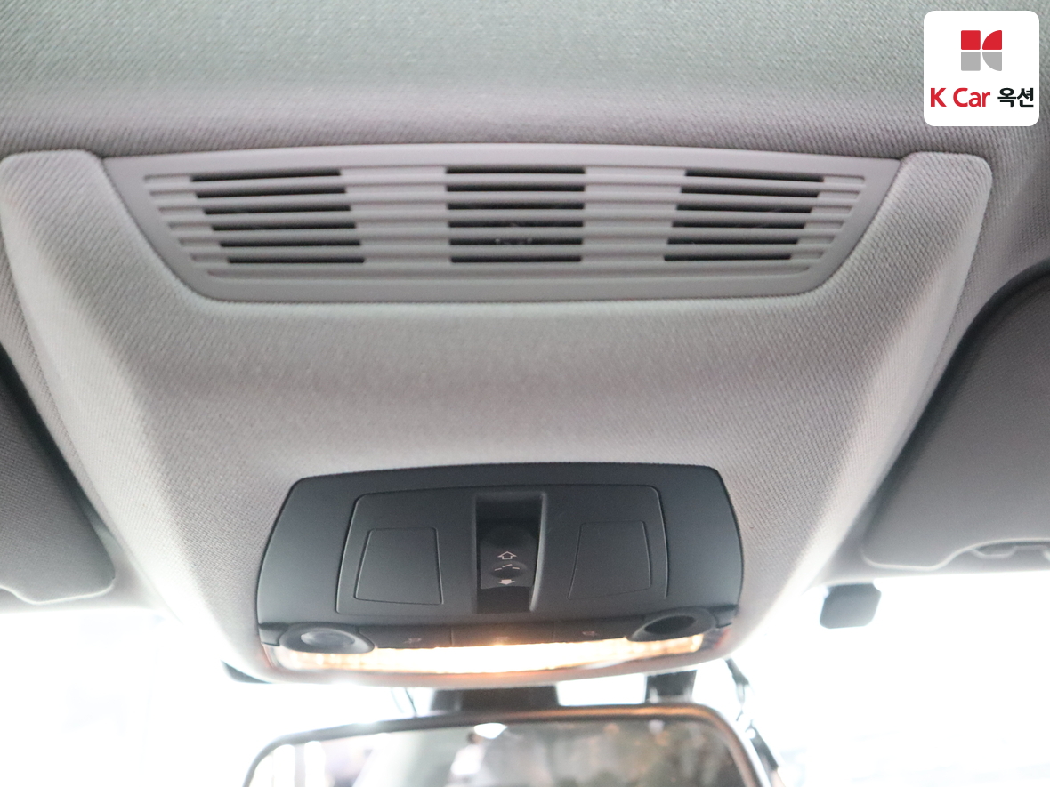 BMW 7 Series 2010 - Image 12