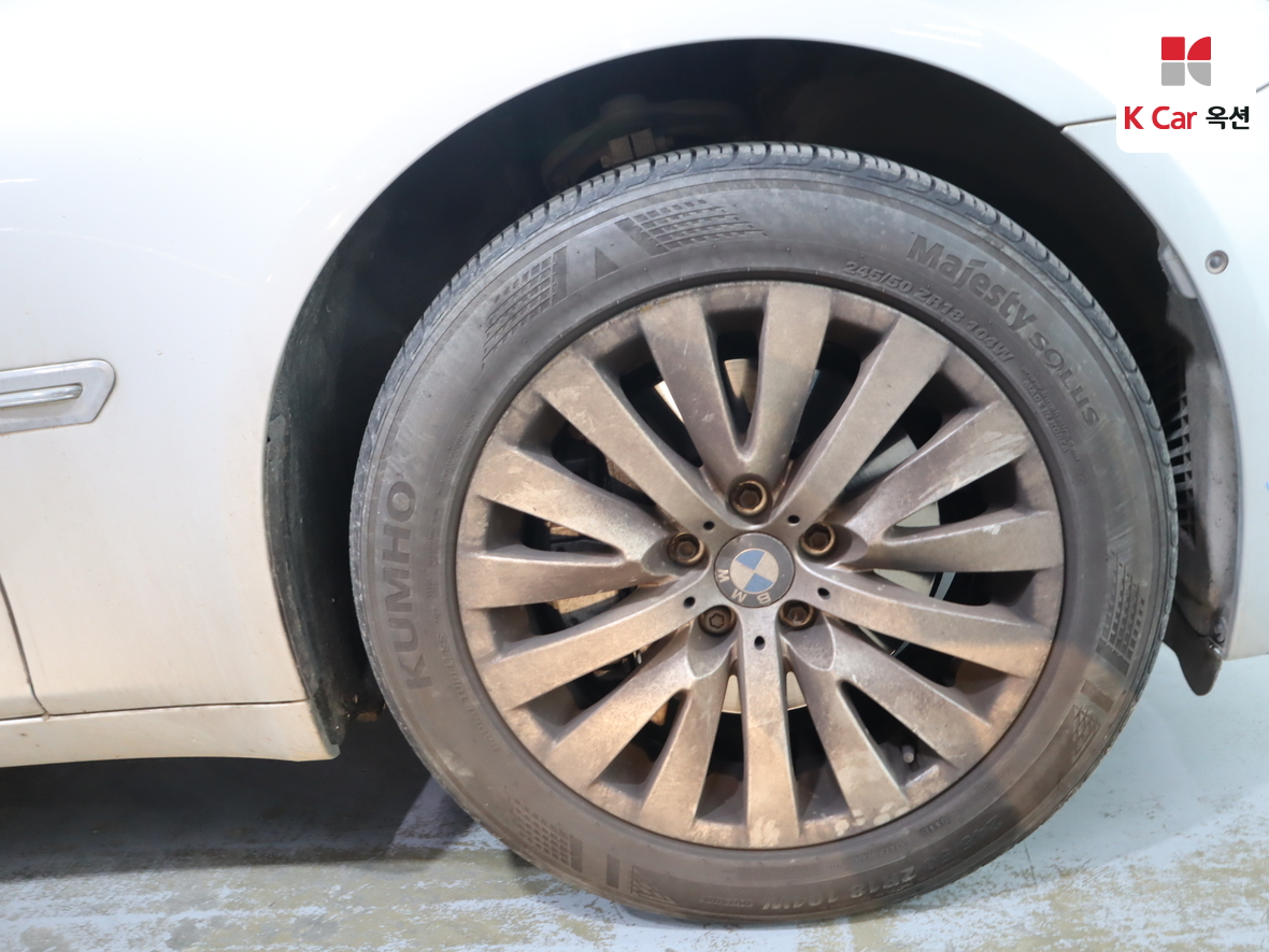 BMW 7 Series 2010 - Image 40