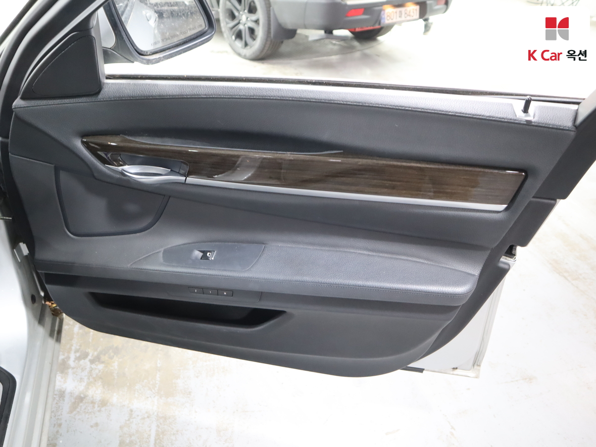 BMW 7 Series 2010 - Image 30