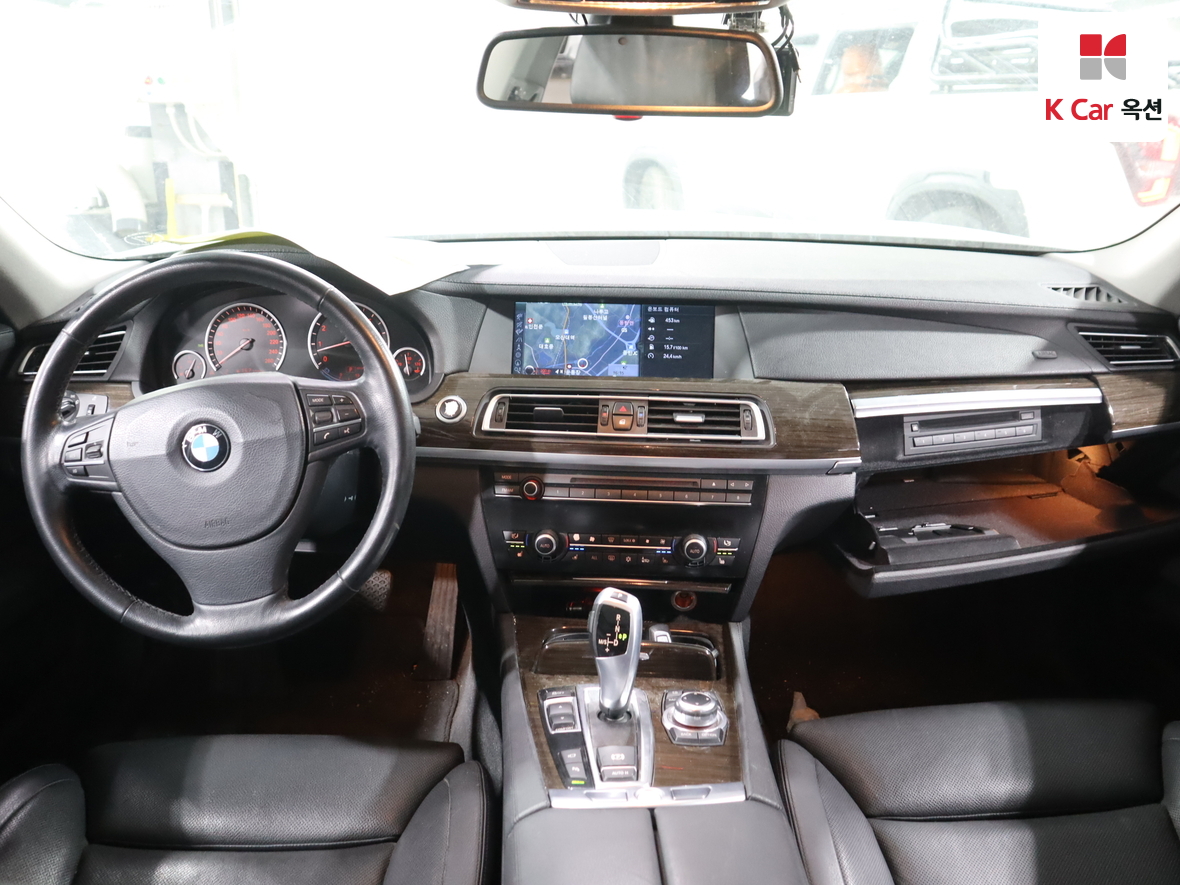 BMW 7 Series 2010 - Image 3