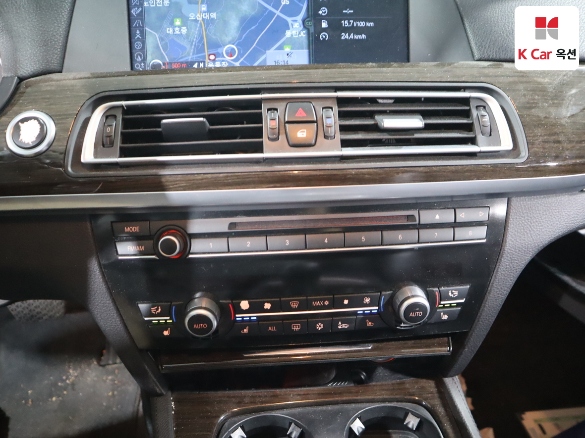 BMW 7 Series 2010 - Image 15