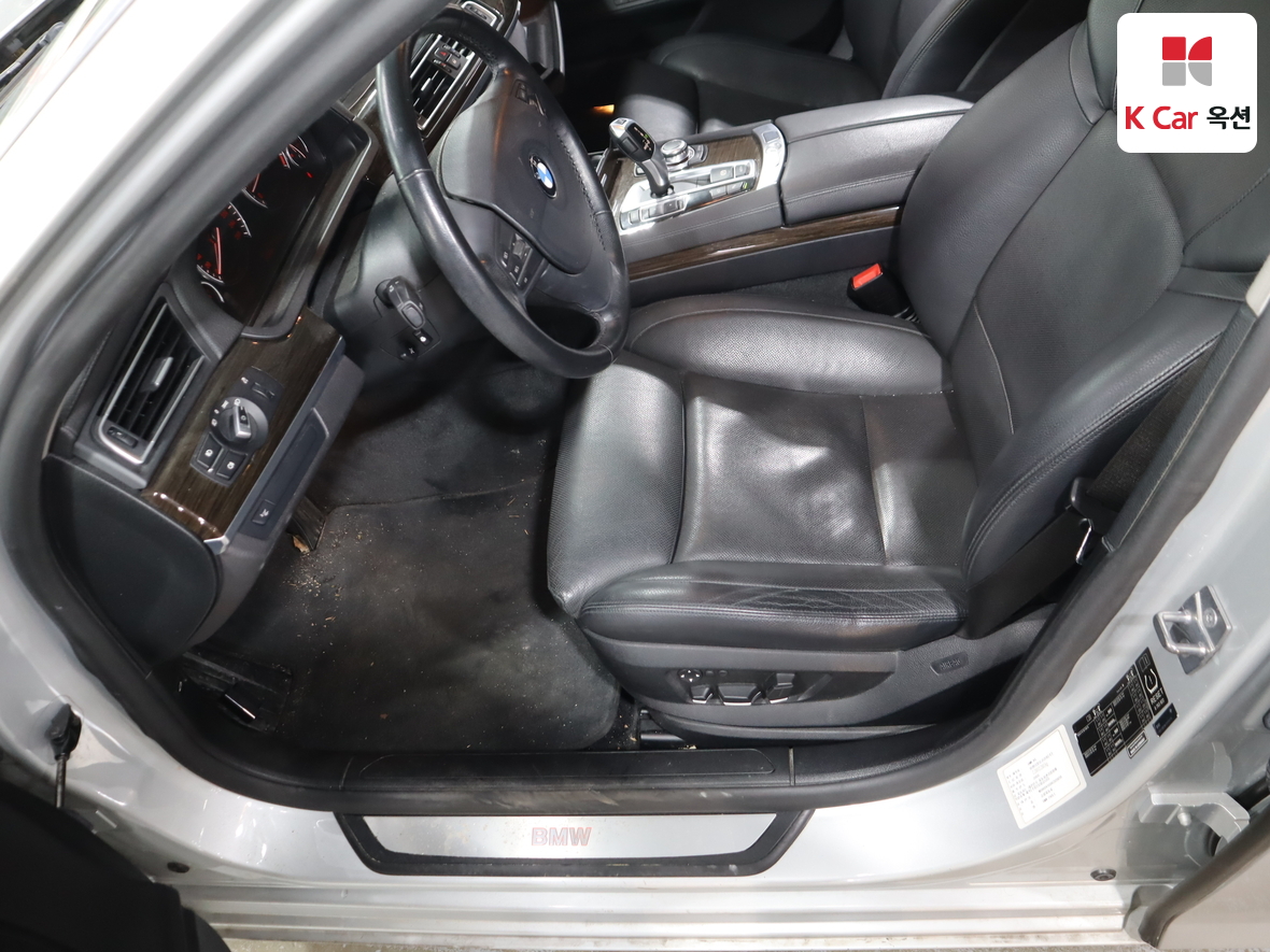 BMW 7 Series 2010 - Image 18