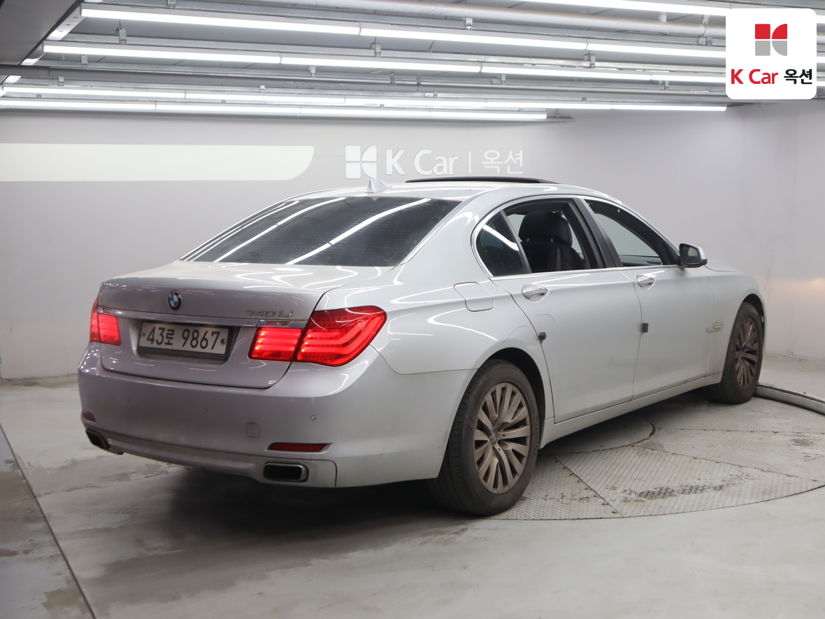 BMW 7 Series 2010 - Image 2