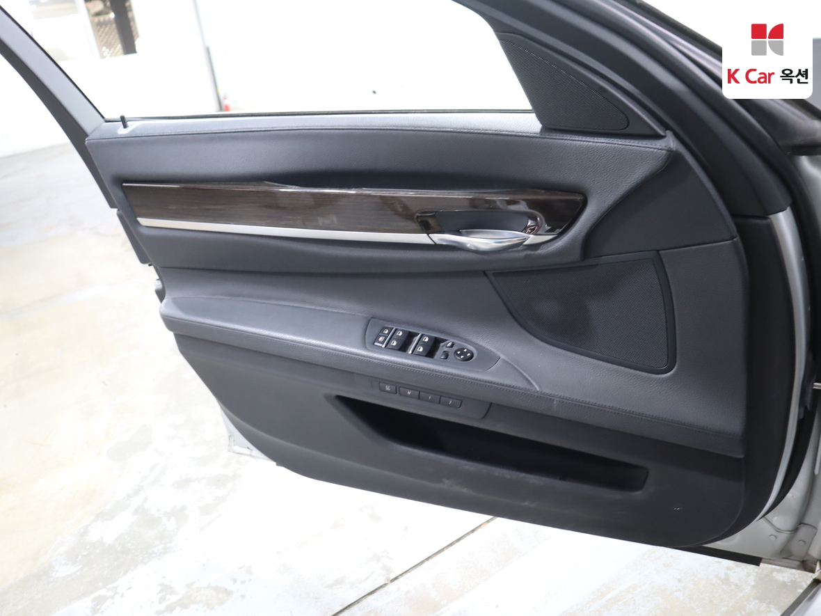 BMW 7 Series 2010 - Image 8