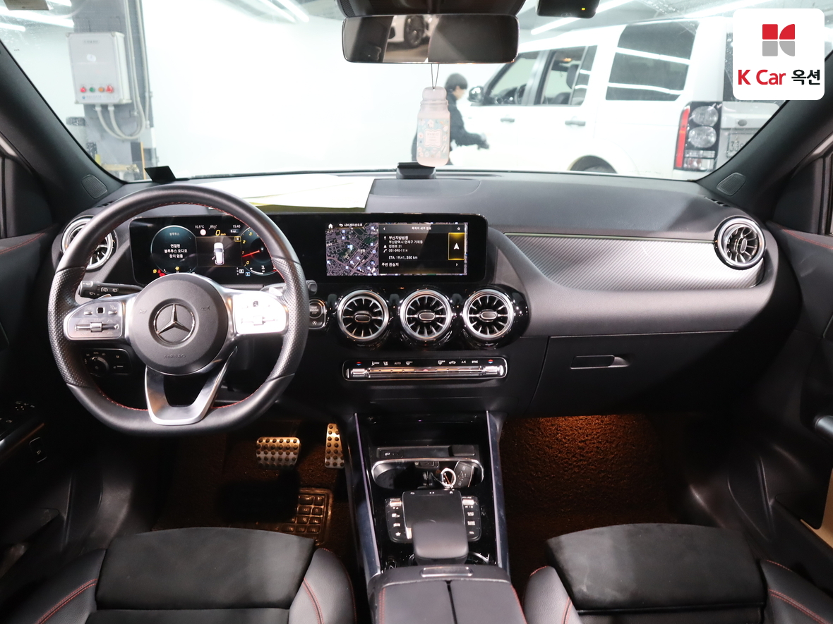 Mercedes-Benz GLA-Class 2023 - Image 3