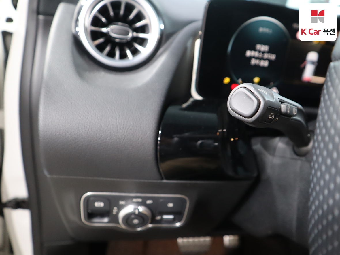 Mercedes-Benz GLA-Class 2023 - Image 9