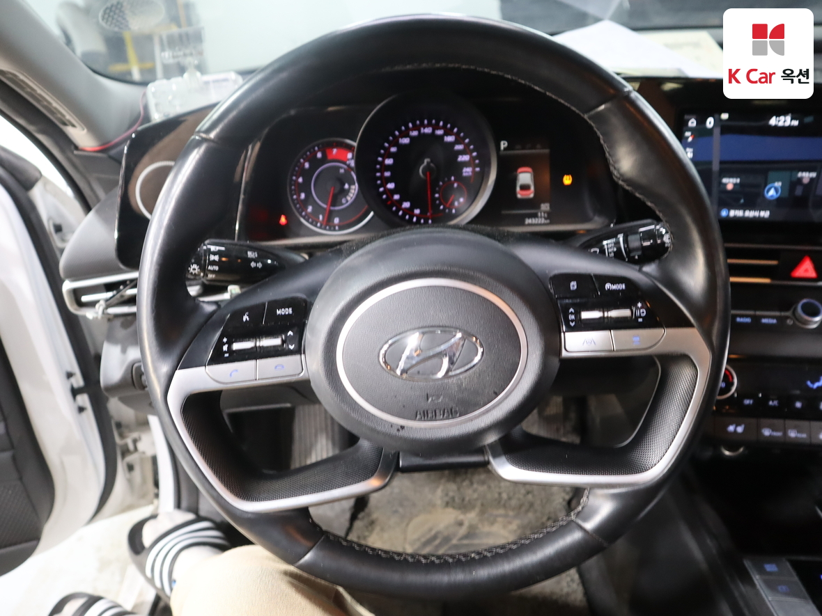 Hyundai Elantra 2022 - Image 10