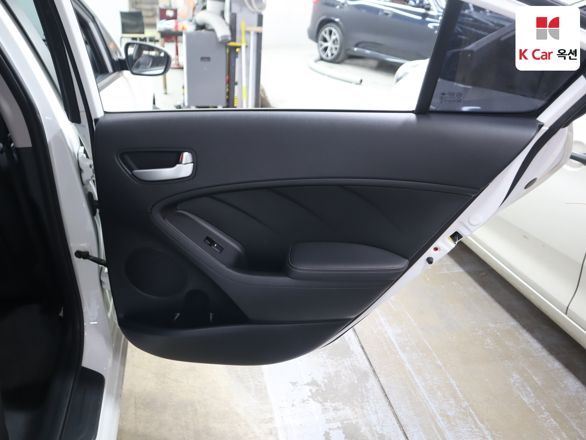 Kia K3 2013 - Image 25