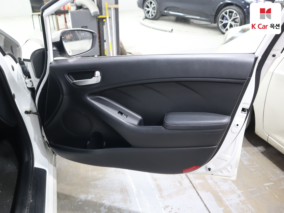 Kia K3 2013 - Image 27