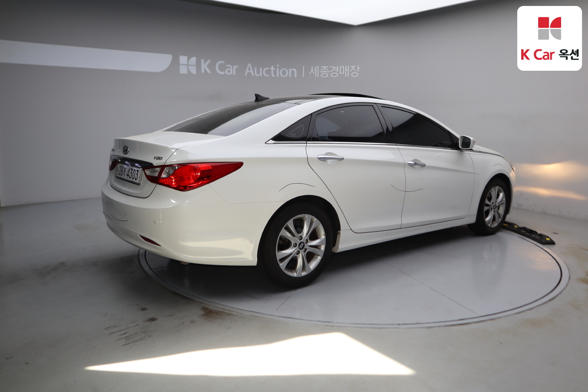 Hyundai Sonata 2011 - Image 2