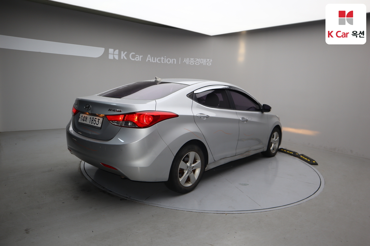 Hyundai Elantra 2011 - Image 2