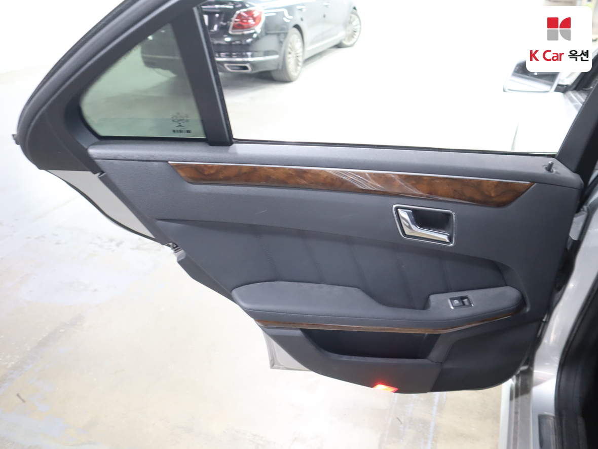 مرسيدس بنز إي كلاس 2011 - صورة 26