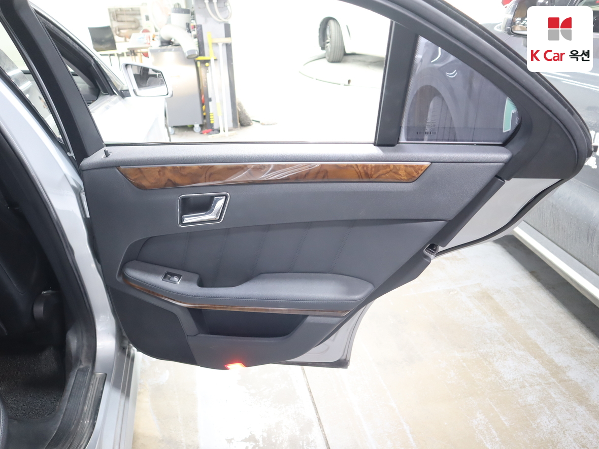 مرسيدس بنز إي كلاس 2011 - صورة 30