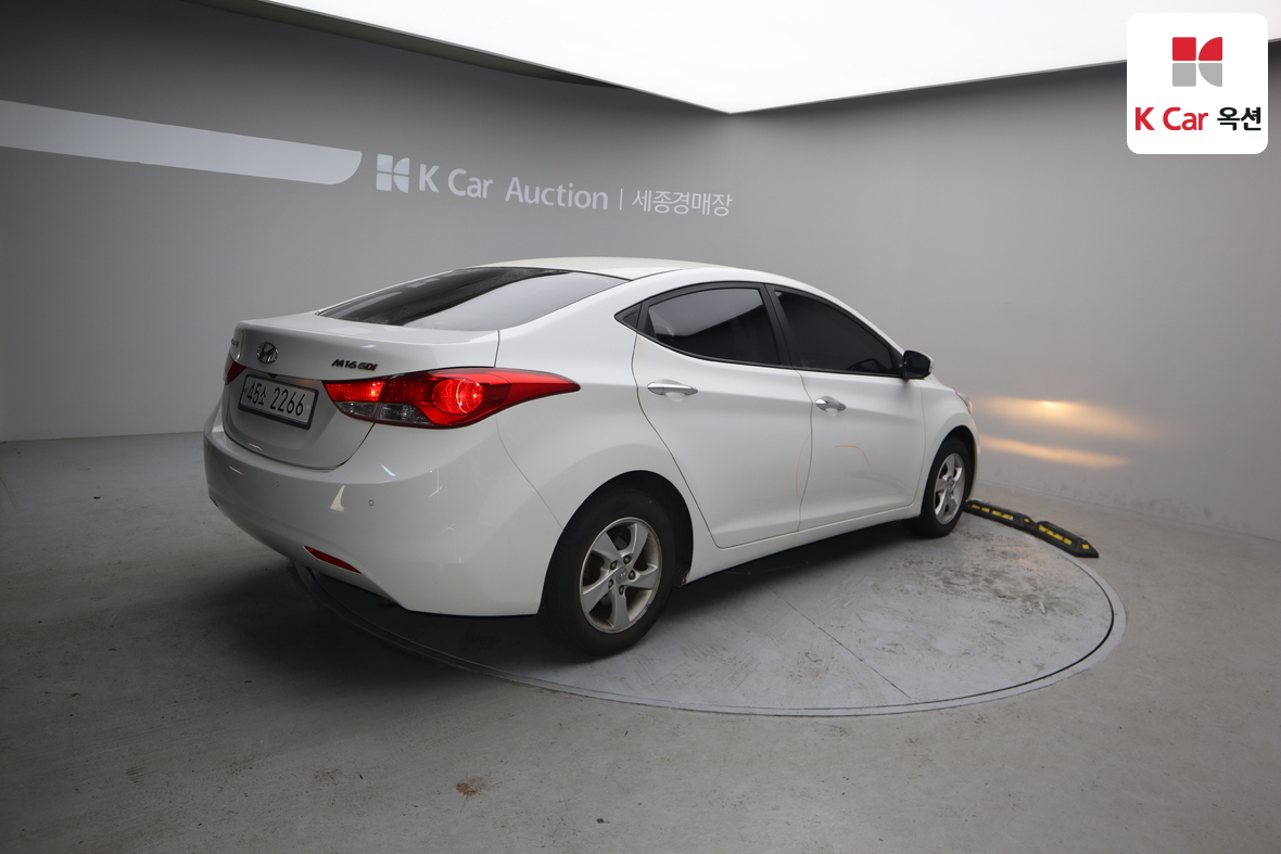 Hyundai Elantra 2011 - Image 2