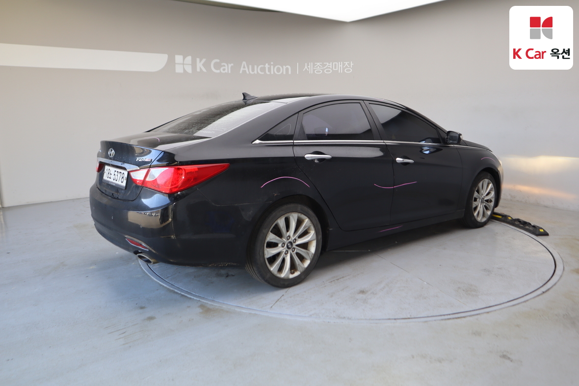 Hyundai Sonata 2011 - Image 2