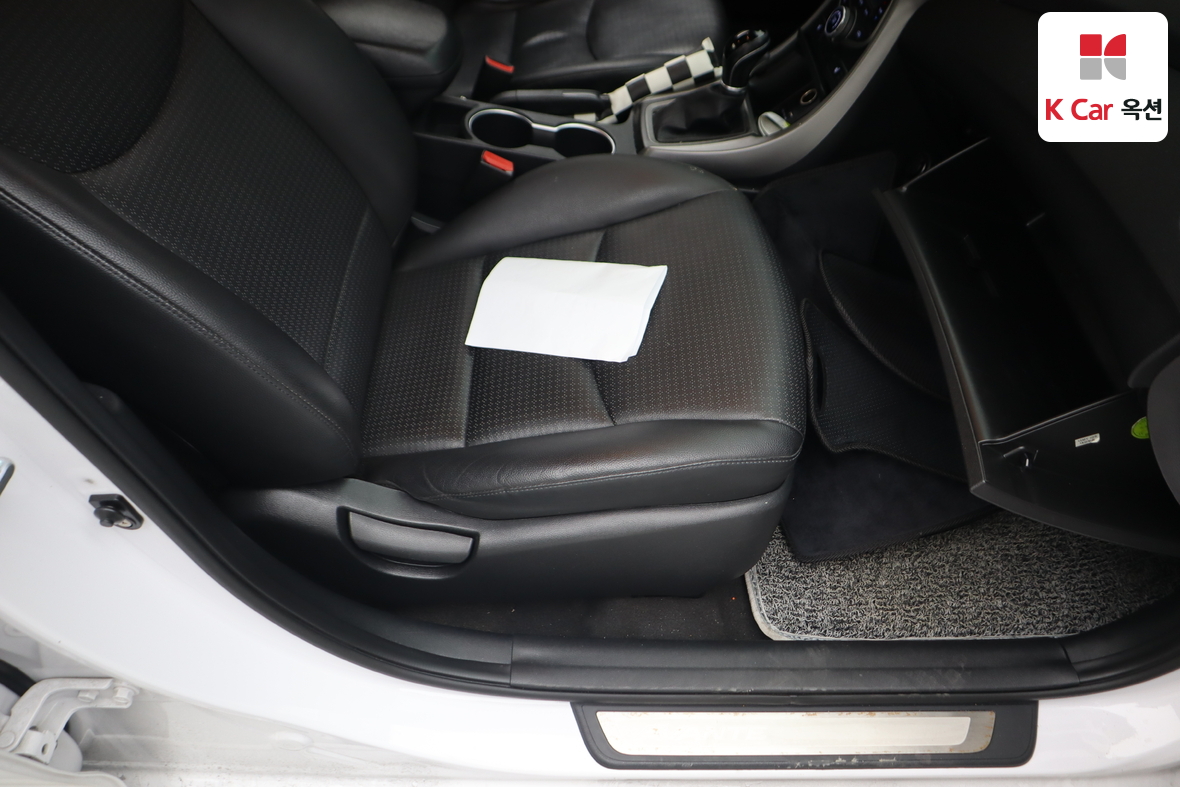 Hyundai Elantra 2015 - Image 28