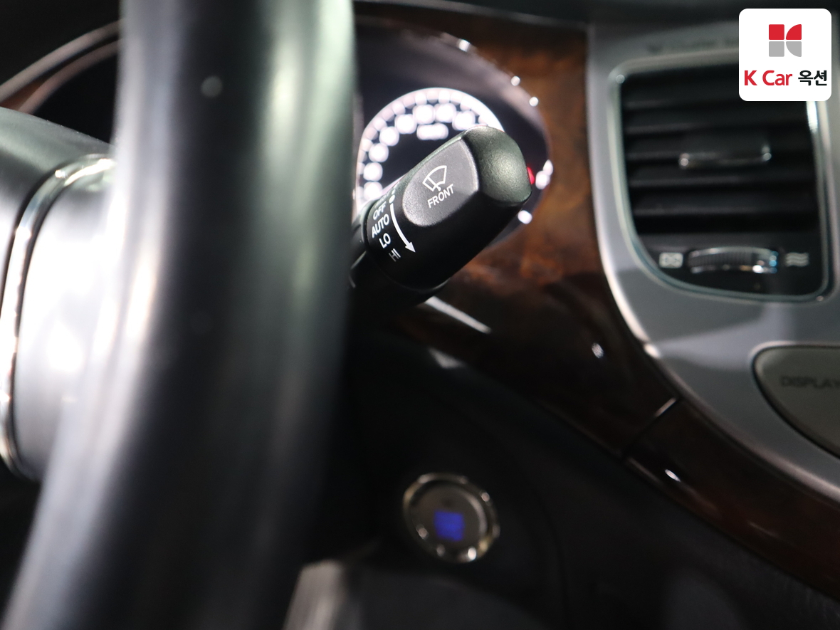 Hyundai Genesis 2011 - Image 11