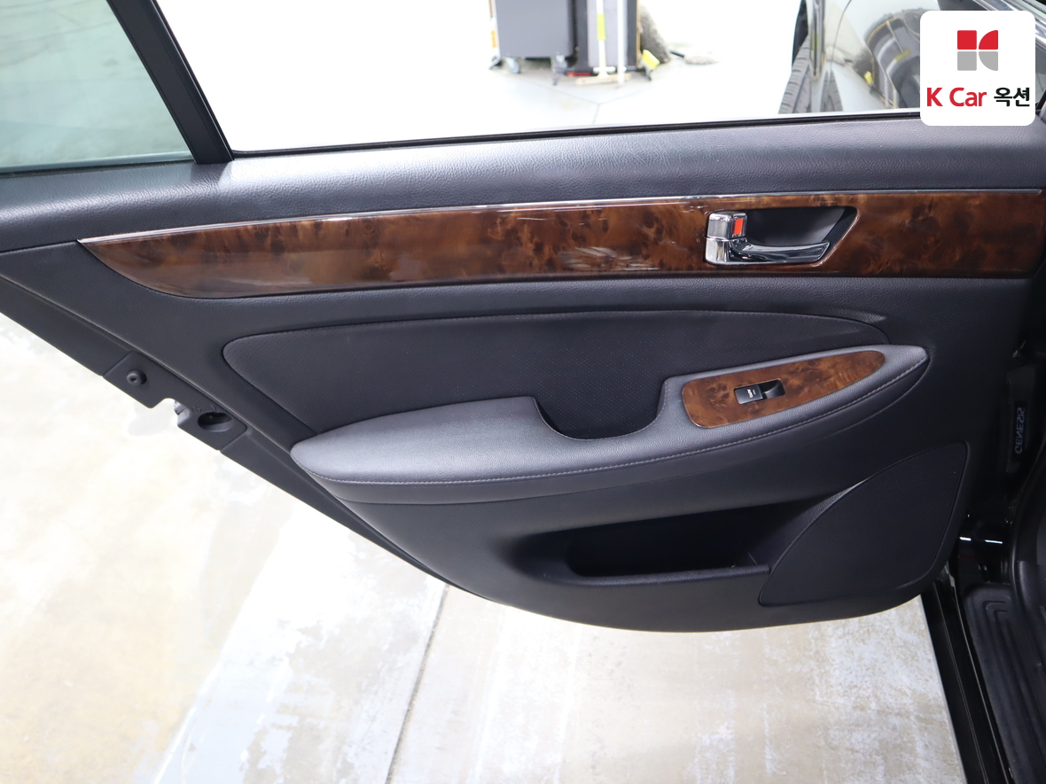 Hyundai Genesis 2011 - Image 21