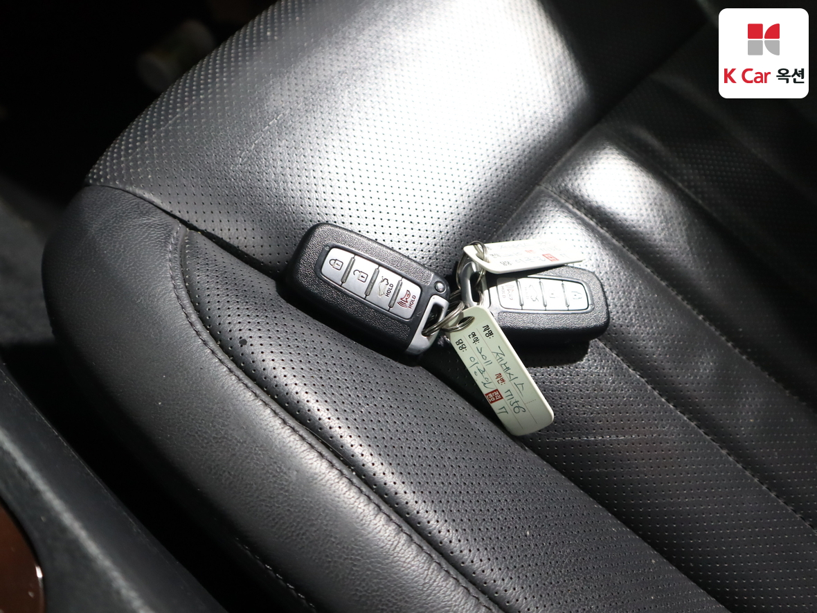 Hyundai Genesis 2011 - Image 17