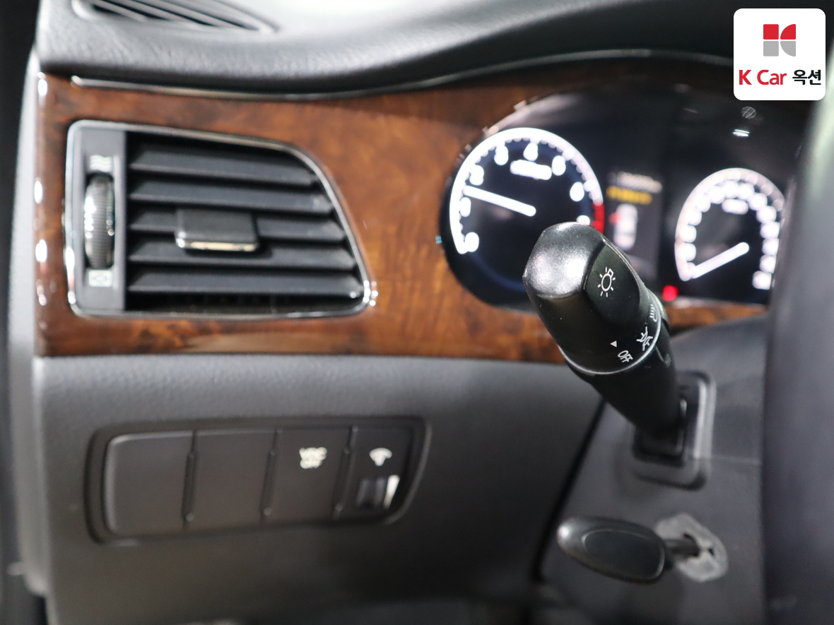 Hyundai Genesis 2011 - Image 9