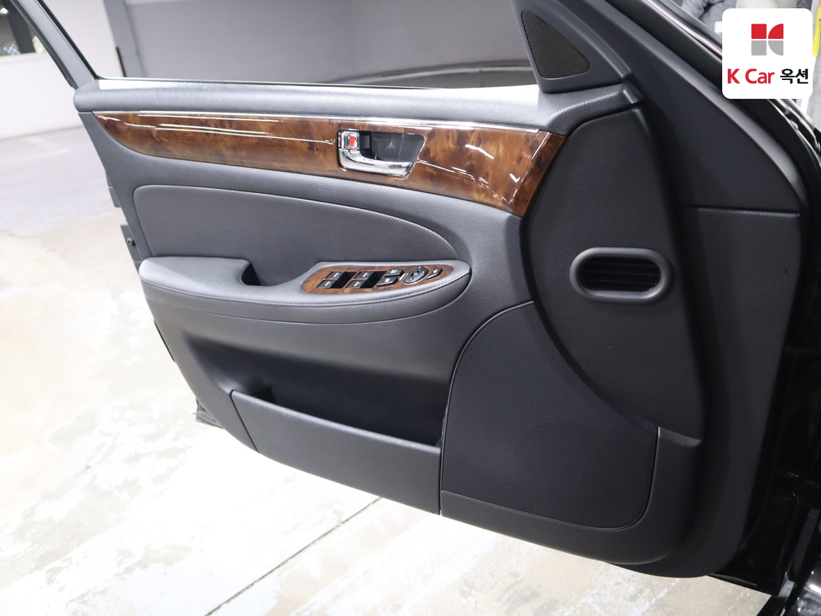 Hyundai Genesis 2011 - Image 8