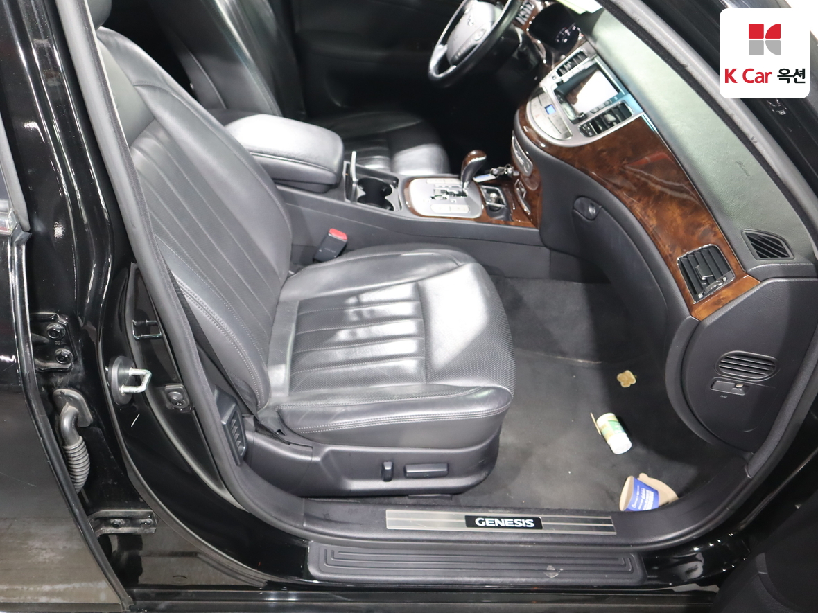 Hyundai Genesis 2011 - Image 28