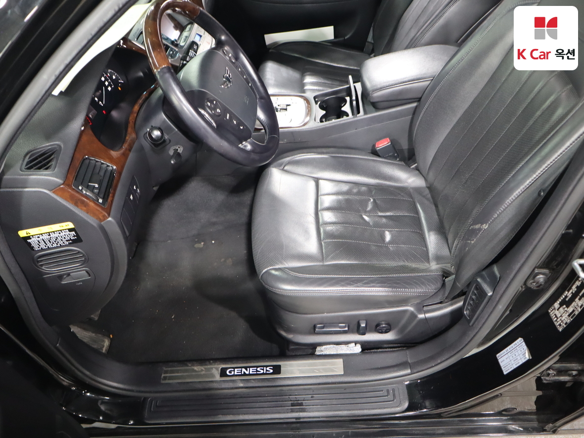 Hyundai Genesis 2011 - Image 18