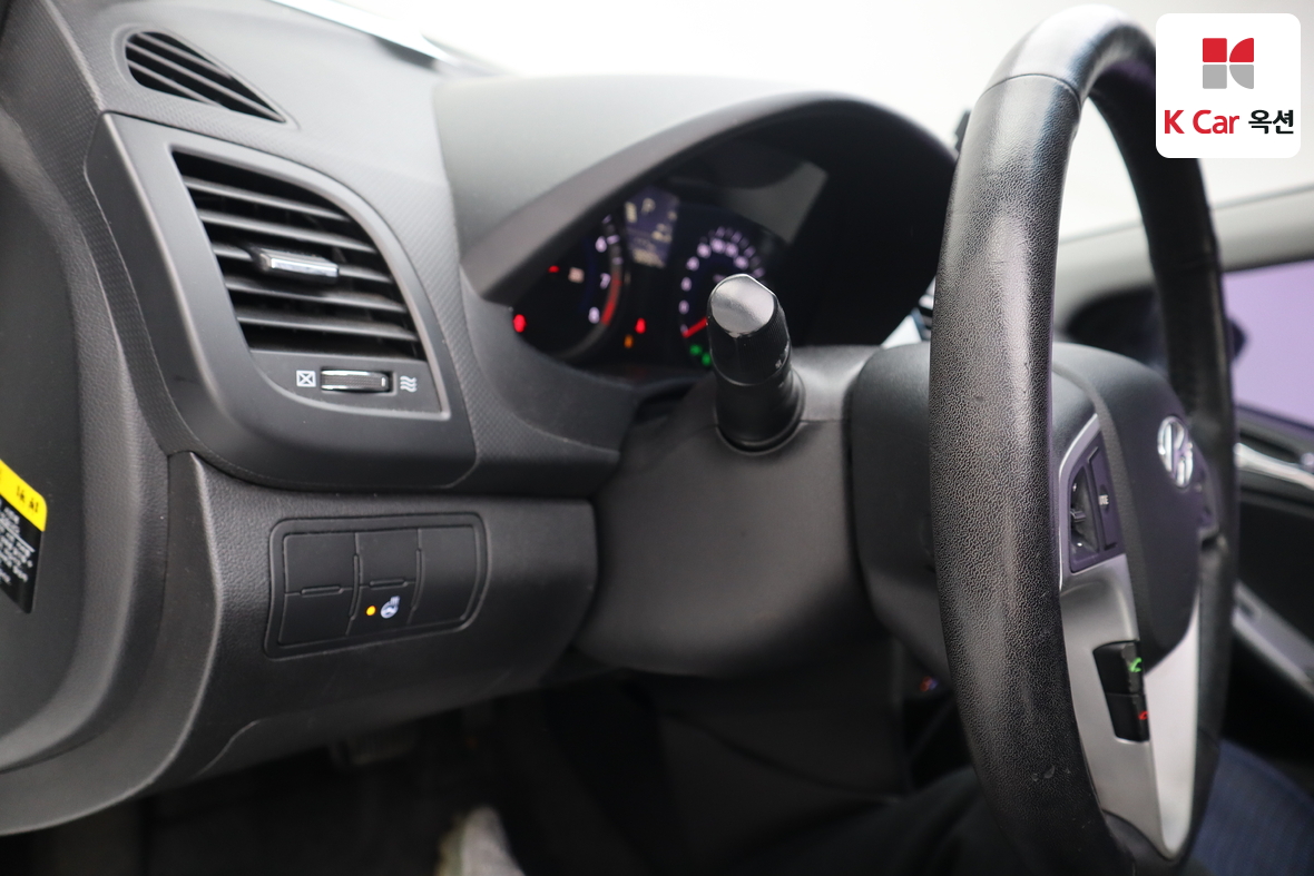 Hyundai Accent 2012 - Image 9