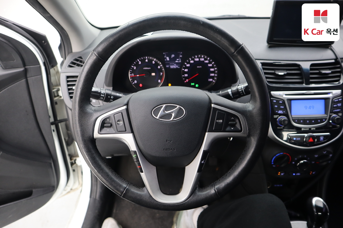 Hyundai Accent 2012 - Image 10