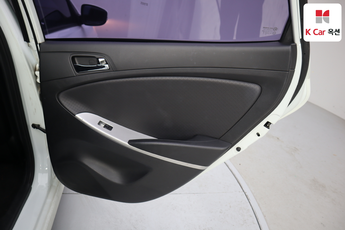 Hyundai Accent 2012 - Image 24